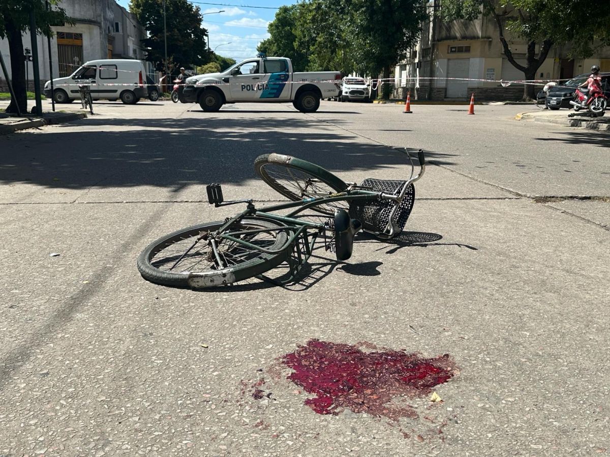 Choque entre una bicicleta y una moto: una mujer debió ser hospitalizada
