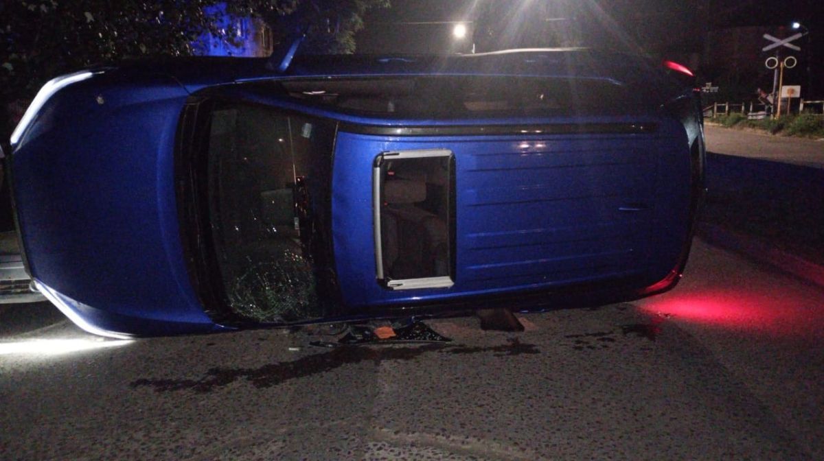 Impactante vuelco de un auto en la calle Sarmiento: el conductor estaba alcoholizado