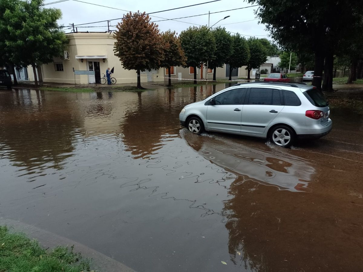 Varias calles inundadas y salida de Bomberos por ingreso de agua en viviendas