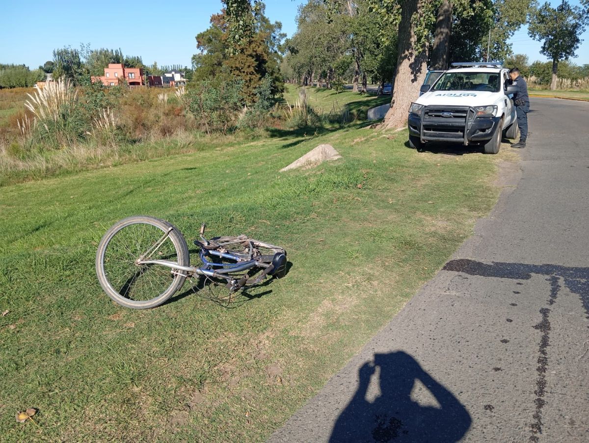 Un hombre perdió el control de su bicicleta y terminó chocando a una camioneta
