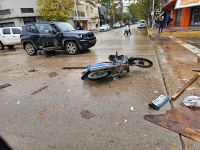 Motocicleta y camioneta chocan en la intersección de Quiroga y Rivadavia