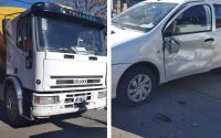 Un camión chocó a un auto en General Paz y Leonetti