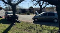 Automovilista descompensado chocó contra un auto estacionado y un árbol 
