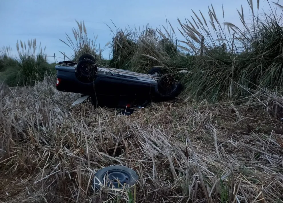 Volcó una camioneta en el Km 236 de la Ruta 5