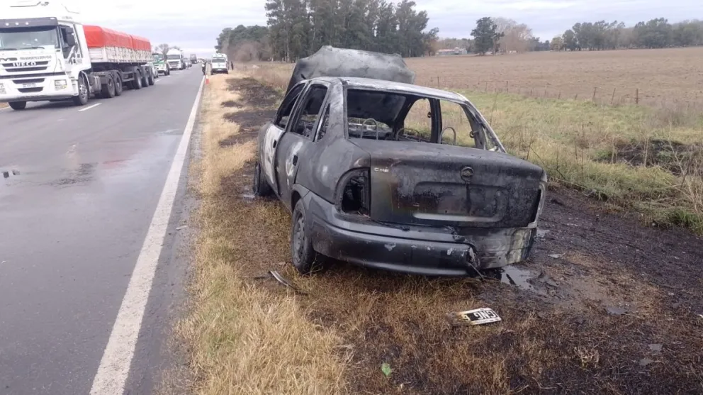 Incendio de un auto en la Ruta 5 por un desperfecto mecánico 