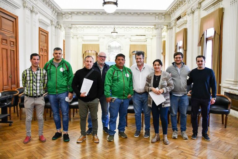 El Intendente firmó el nuevo acuerdo salarial con municipales: 40% de ...