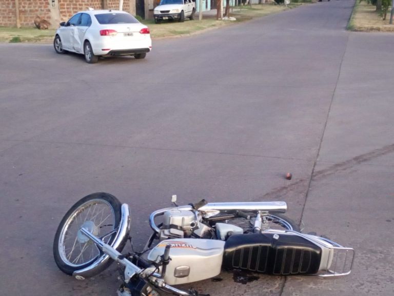 Choque entre una moto y un auto en la esquina de Sarmiento y Roca ...