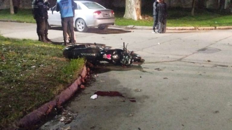 Una mujer resultó herida tras un choque entre un auto y una moto ...