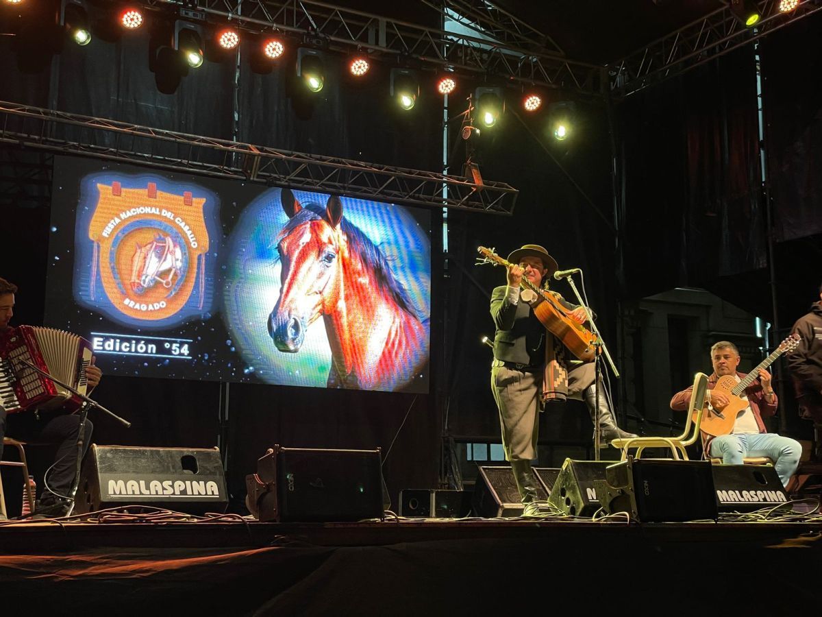 A pesar del temporal, la música vuelve a brillar en la Fiesta Nacional del Caballo
