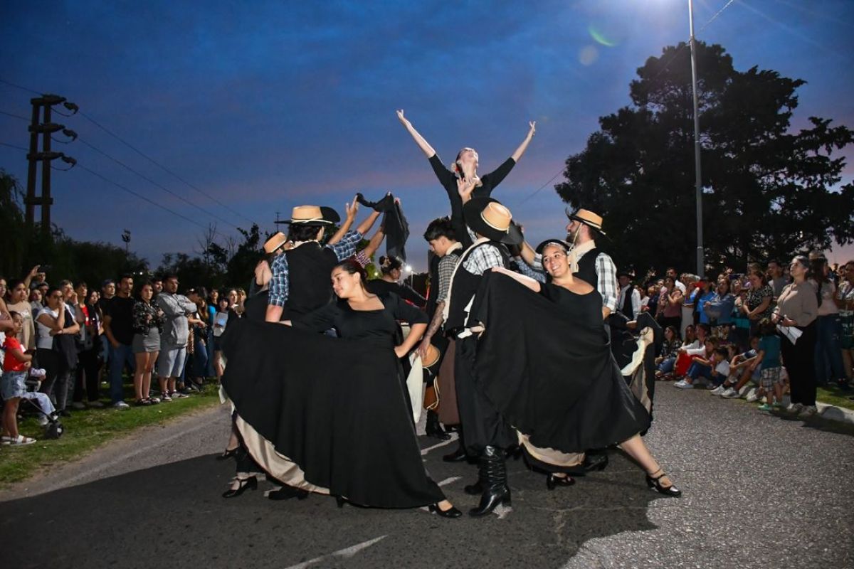 Bragado encendió la Navidad con una multitudinaria celebración