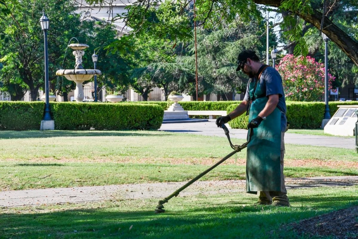 Mantenimiento permanente en plazas y espacios verdes de la ciudad