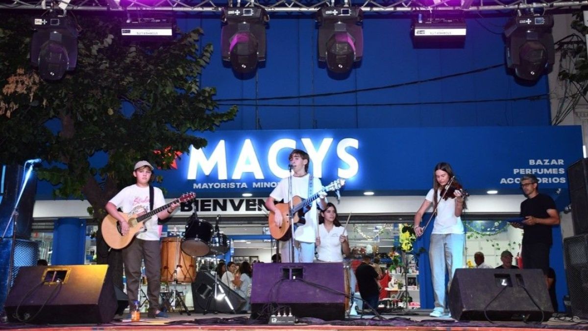 Una multitud acompañó el regreso de las Peatonales al centro de la ciudad