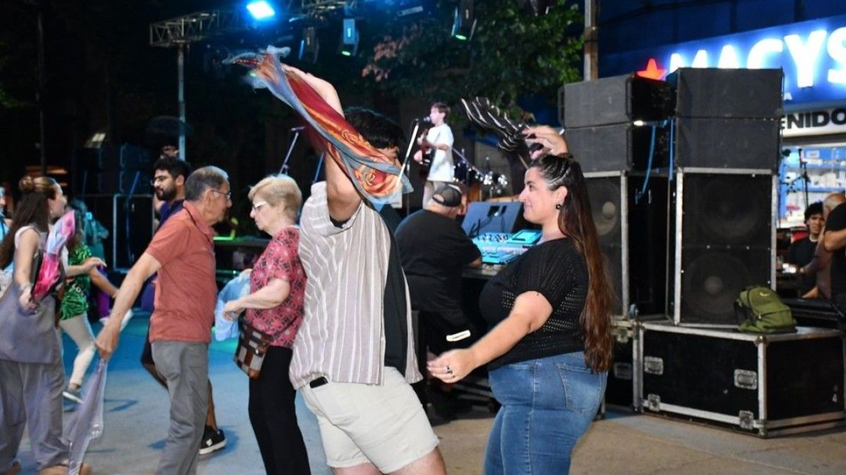 Una multitud acompañó el regreso de las Peatonales al centro de la ciudad