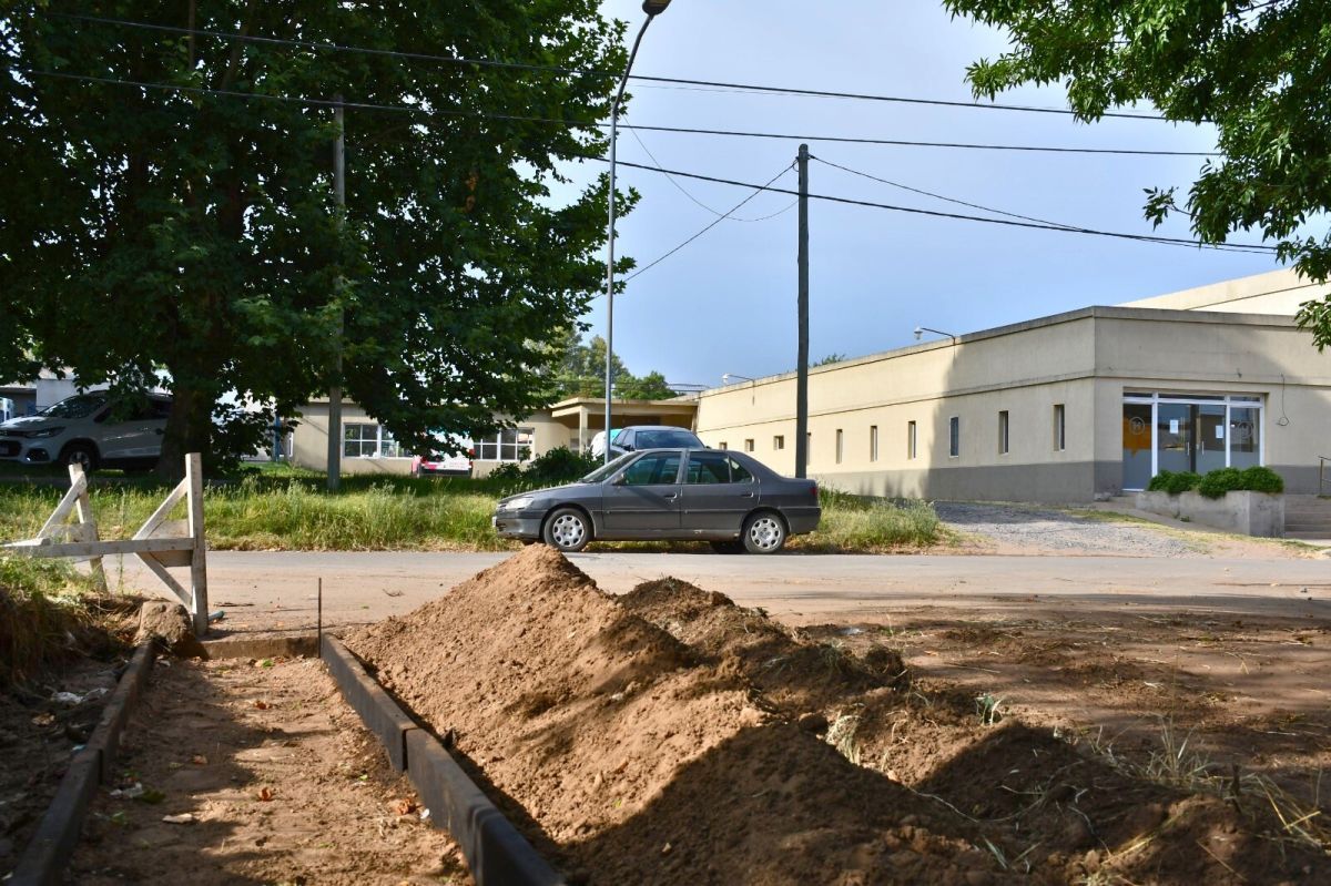 El plan de cordón cuneta avanza y mejora el acceso al Hospital San Luis