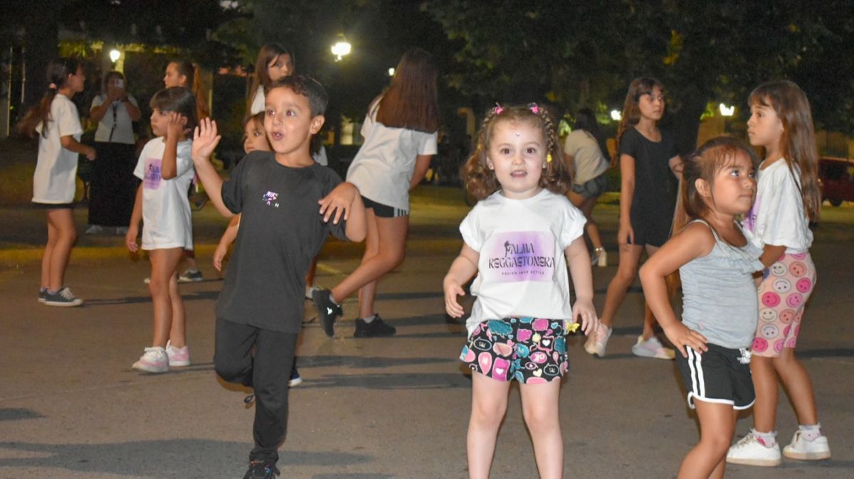 Cuenta regresiva para el Carnaval: ultiman detalles con ensayos frente al teatro