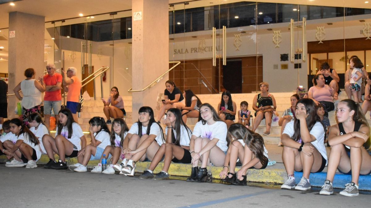 Cuenta regresiva para el Carnaval: ultiman detalles con ensayos frente al teatro