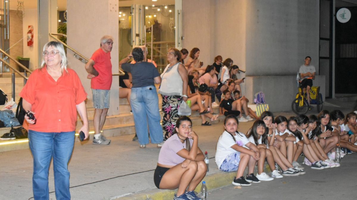 Cuenta regresiva para el Carnaval: ultiman detalles con ensayos frente al teatro