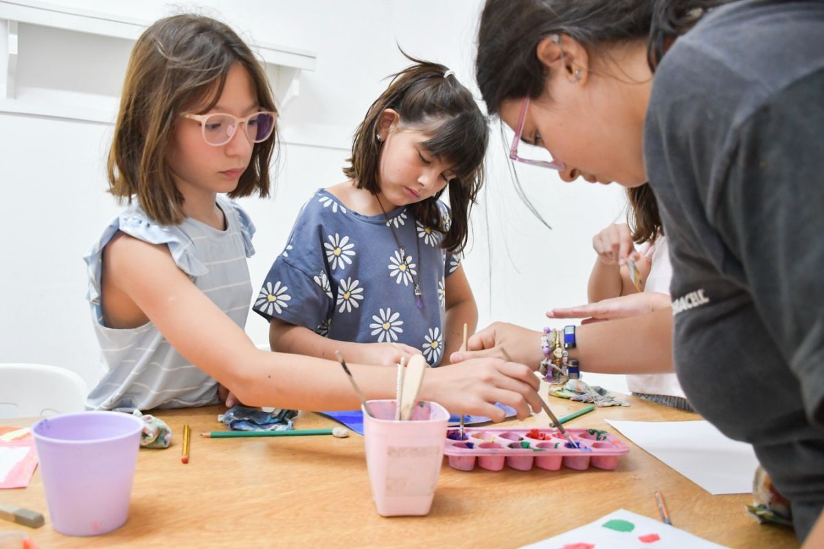 Arte, juegos y diversión: así se vive Veranearte en la Escuela Municipal de Artes