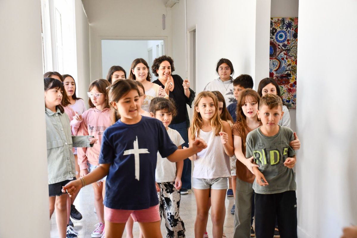 Arte, juegos y diversión: así se vive Veranearte en la Escuela Municipal de Artes