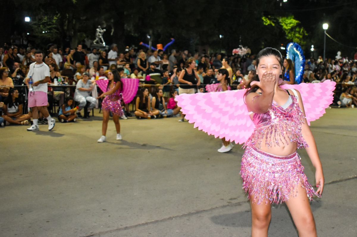Bragado dio inicio al carnaval con una fiesta llena de música y color
