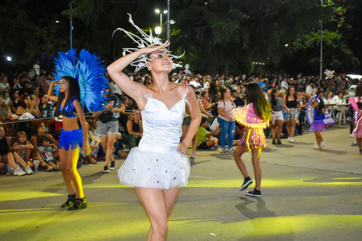 Bragado dio inicio al carnaval con una fiesta llena de música y color