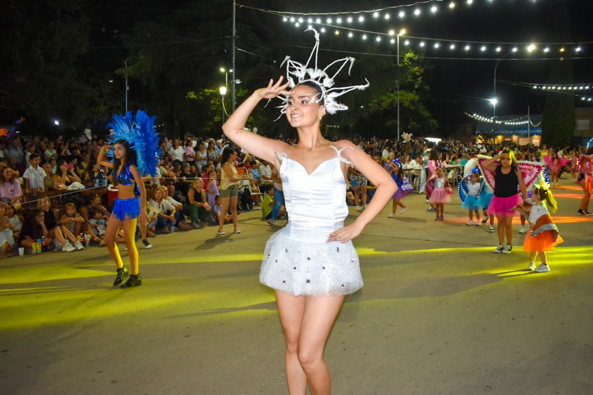 Bragado dio inicio al carnaval con una fiesta llena de música y color