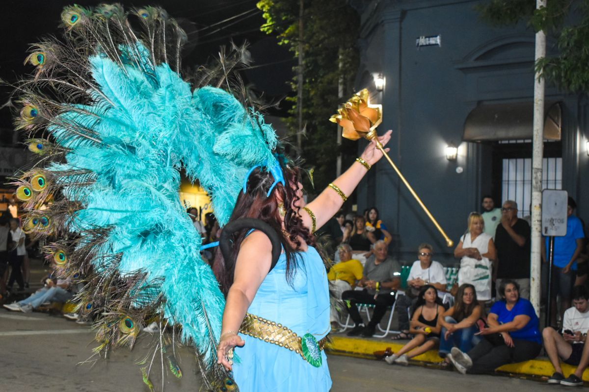 Bragado dio inicio al carnaval con una fiesta llena de música y color