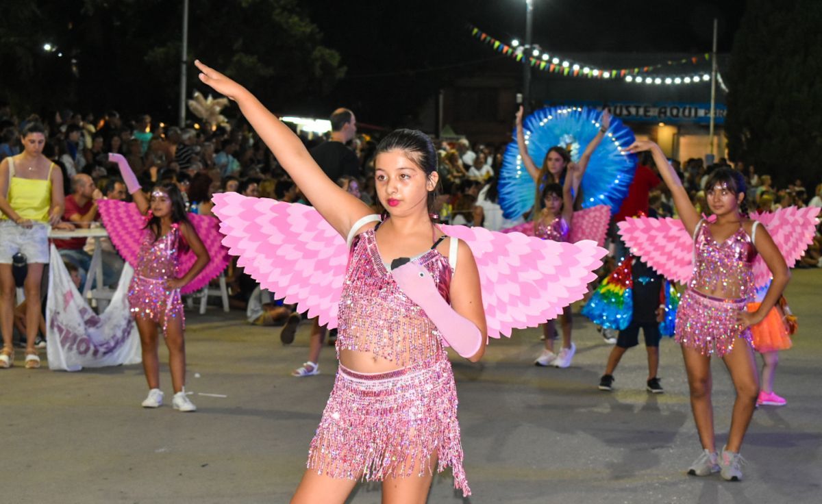 Bragado dio inicio al carnaval con una fiesta llena de música y color