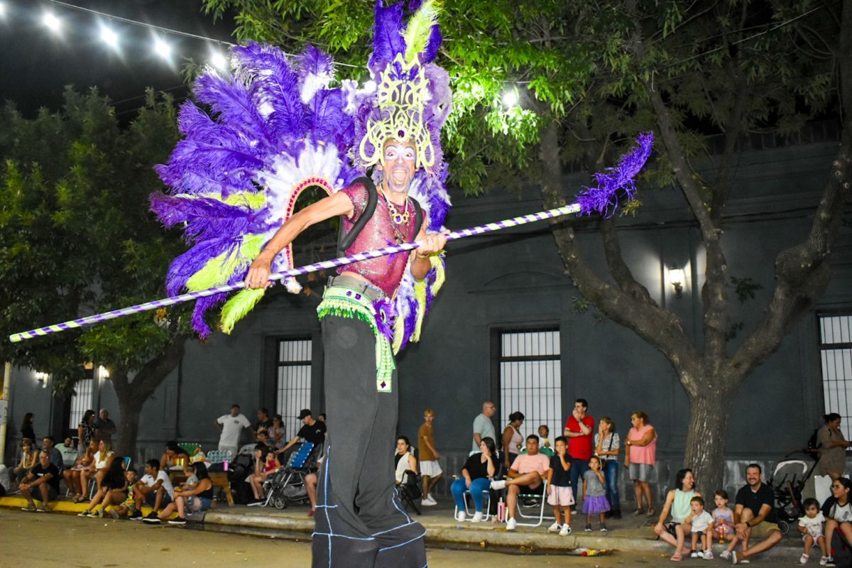 Bragado dio inicio al carnaval con una fiesta llena de música y color
