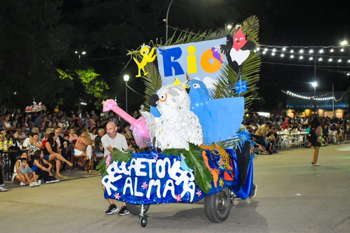Bragado dio inicio al carnaval con una fiesta llena de música y color