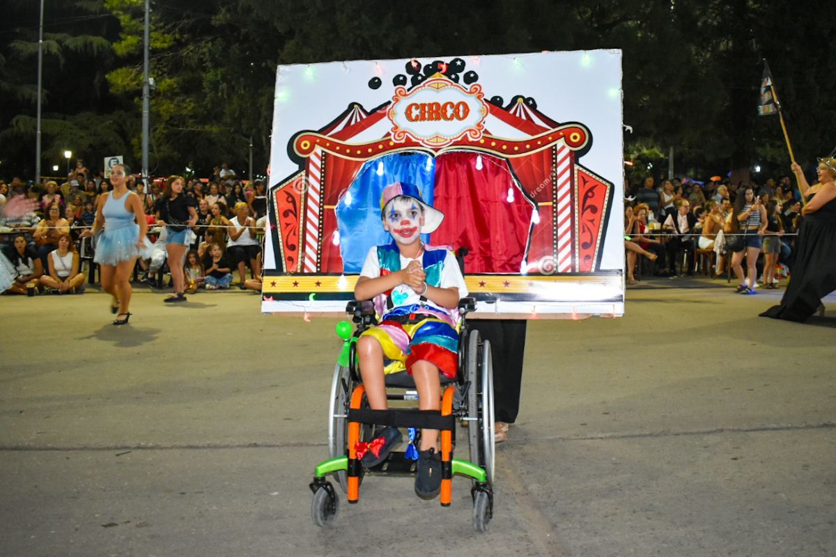 Bragado dio inicio al carnaval con una fiesta llena de música y color
