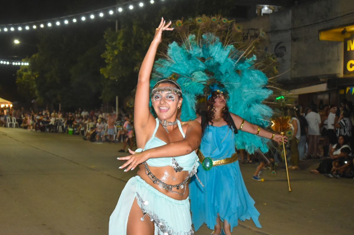 Bragado dio inicio al carnaval con una fiesta llena de música y color