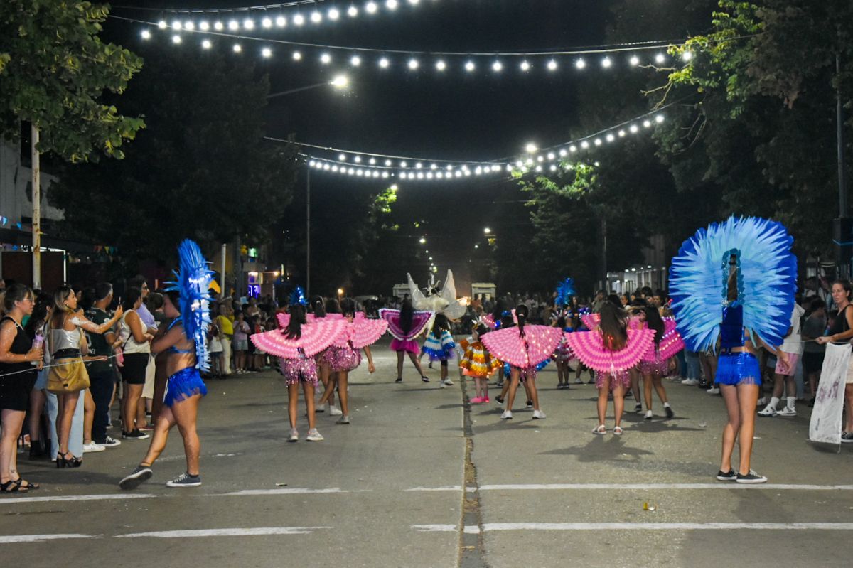 Bragado dio inicio al carnaval con una fiesta llena de música y color