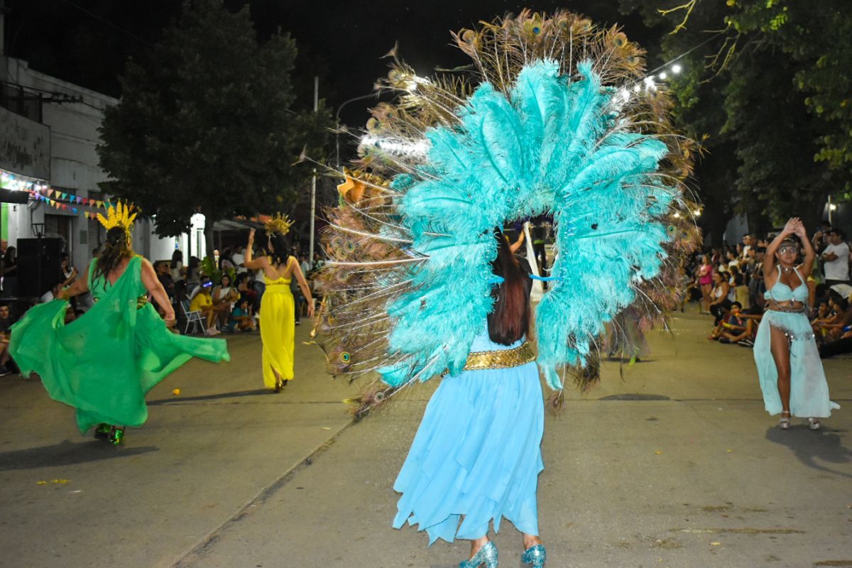Bragado dio inicio al carnaval con una fiesta llena de música y color