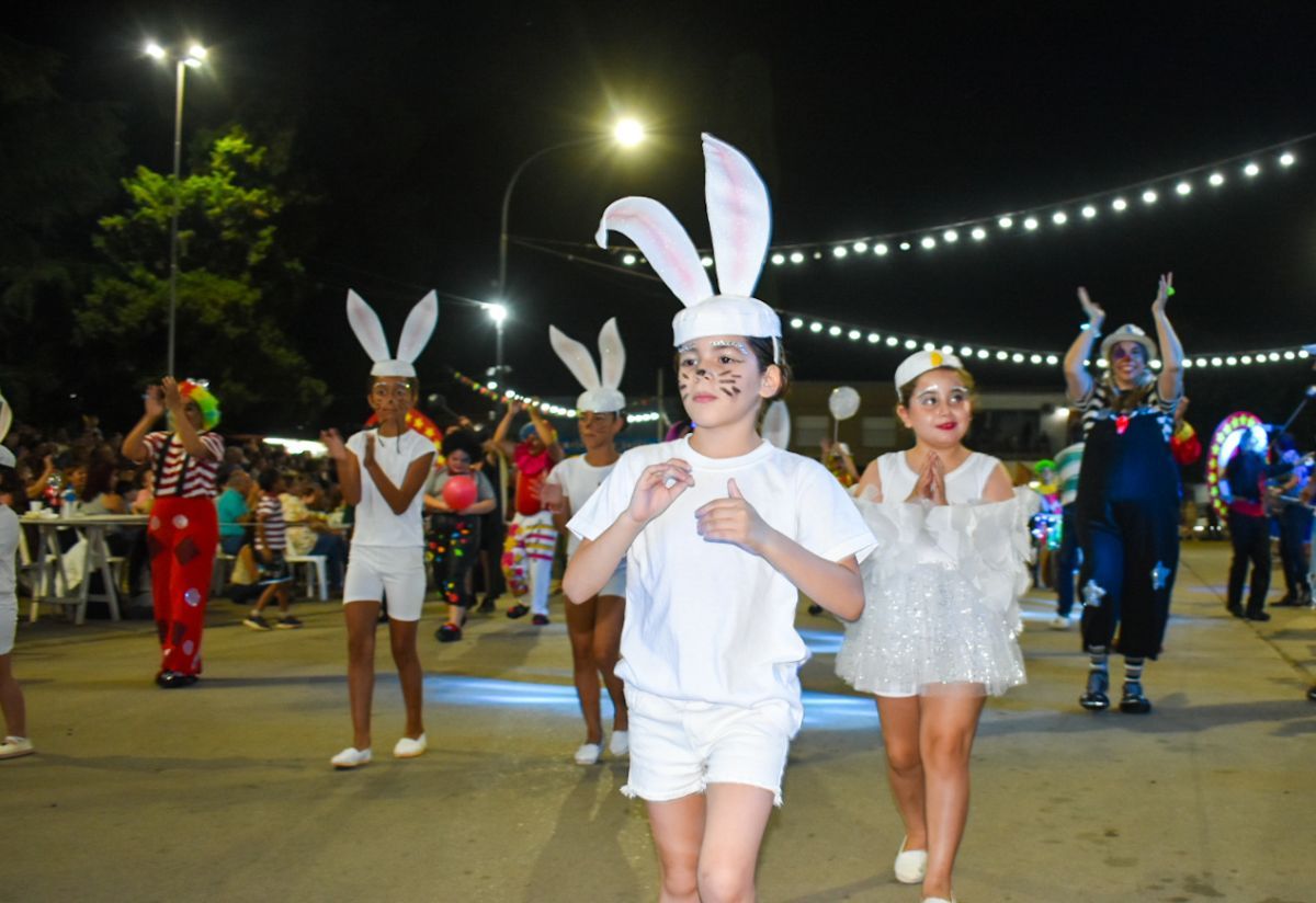 Bragado dio inicio al carnaval con una fiesta llena de música y color