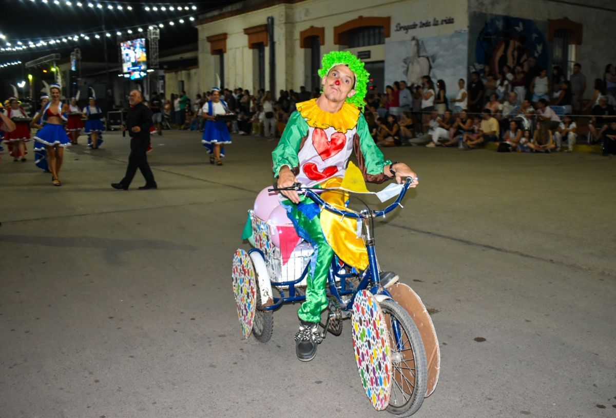Bragado dio inicio al carnaval con una fiesta llena de música y color