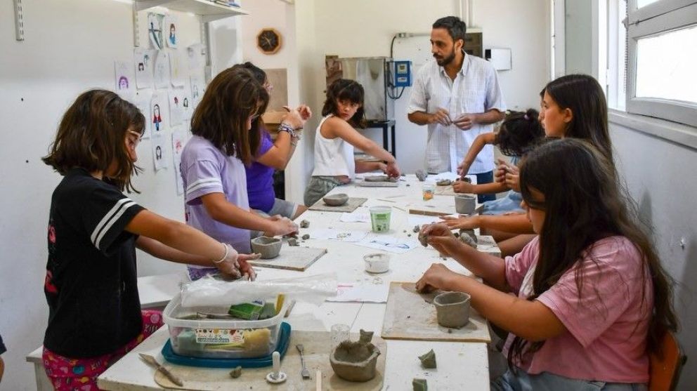 Con un cierre a pura creatividad, finalizó el taller de cerámica de la Colonia "Veranearte"
