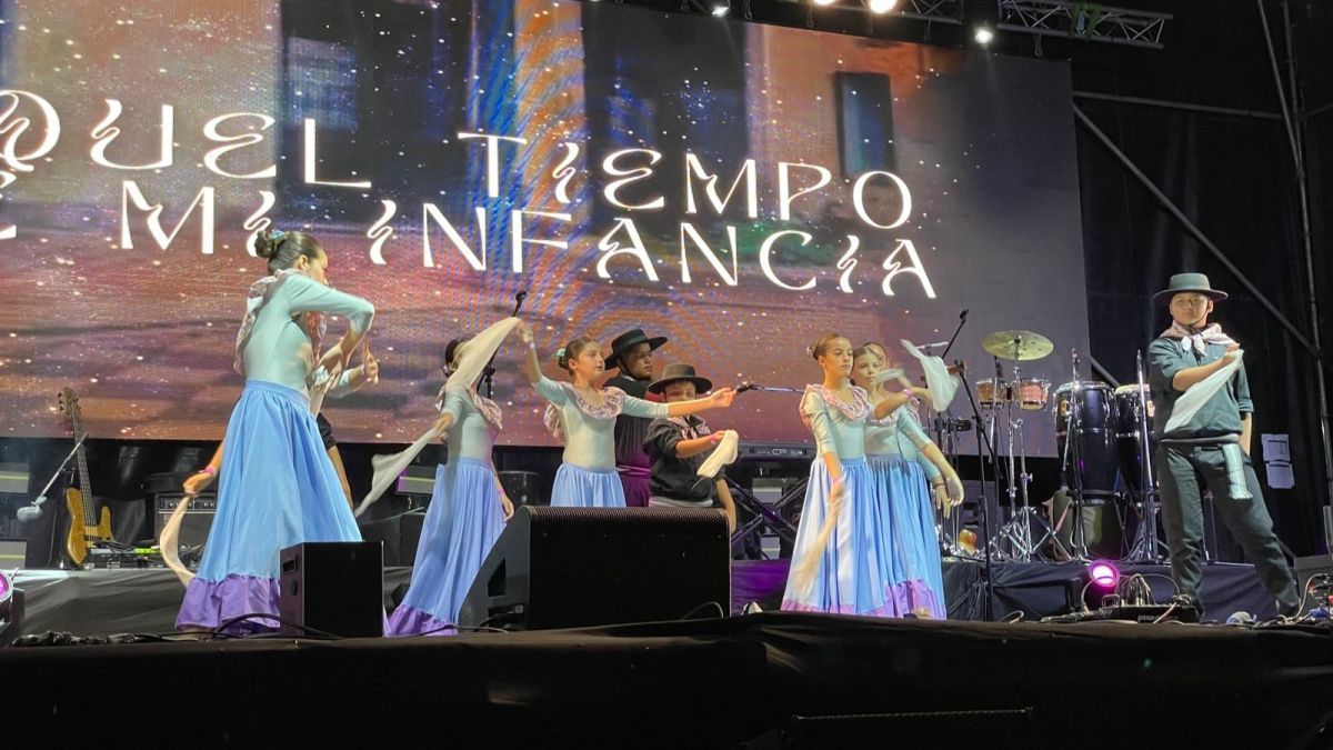 Artistas locales abren el escenario para Soledad Pastorutti y La Delio Valdez en la Plaza Raúl Alfonsín