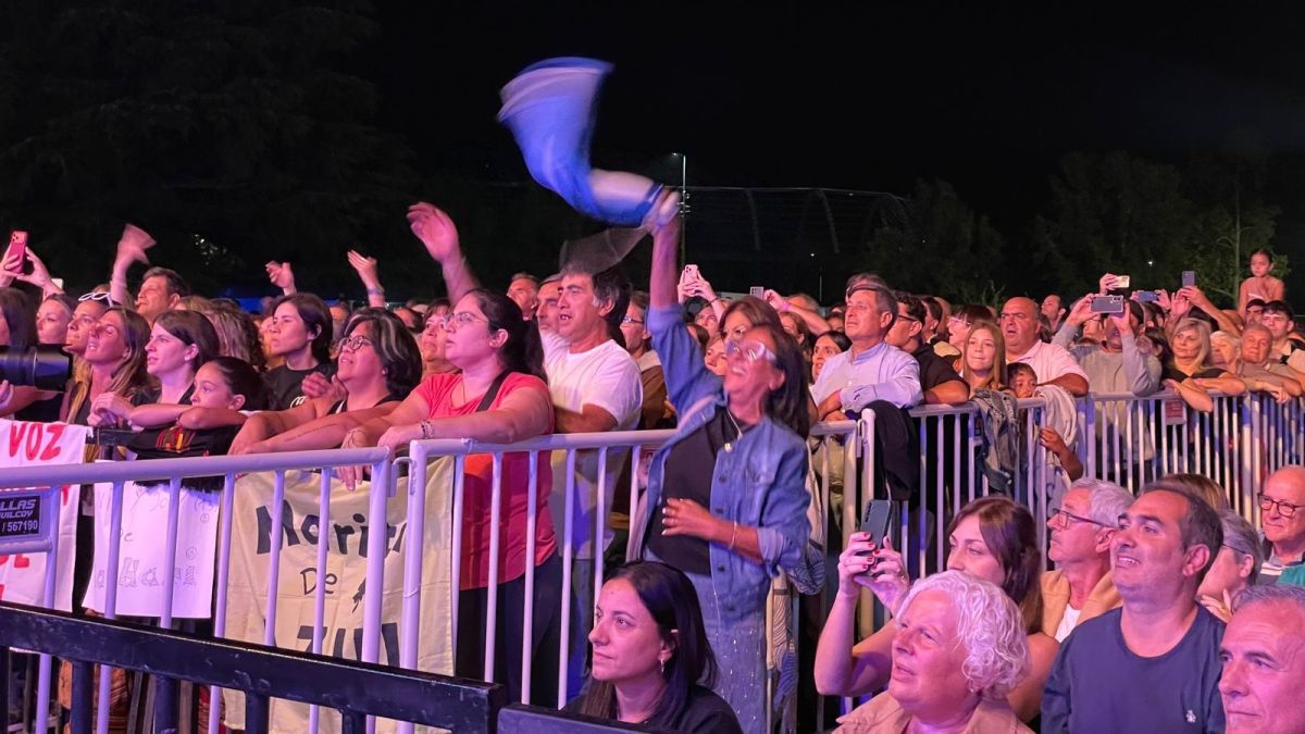 Soledad Pastorutti y La Delio Valdez brillaron frente a una multitud en Bragado
