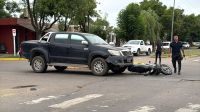 Chocan una camioneta y una moto en la rotonda de San Martín y Hermanos Islas