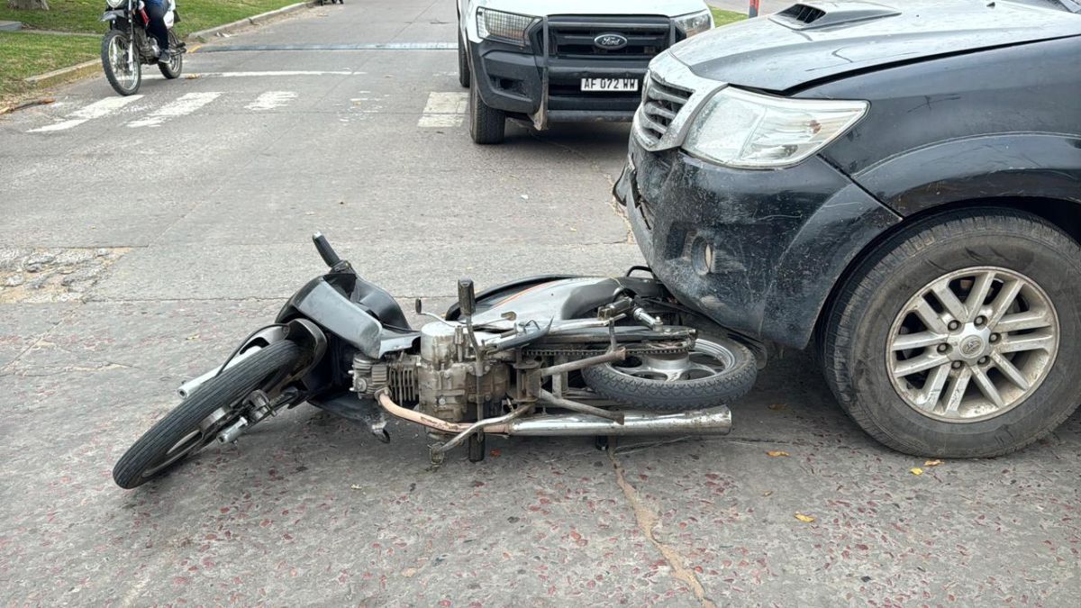 Chocan una camioneta y una moto en la rotonda de San Martín y Hermanos Islas