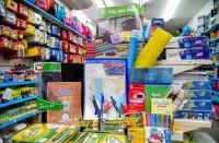 Los artículos escolares sostuvieron la actividad comercial en febrero, pero siguen cayendo las ventas