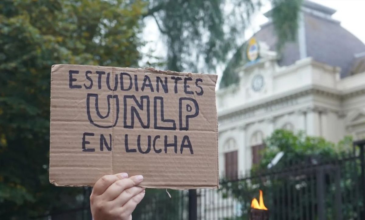Antorchas y bronca: estudiantes de la UNLP salieron a defender la universidad pública