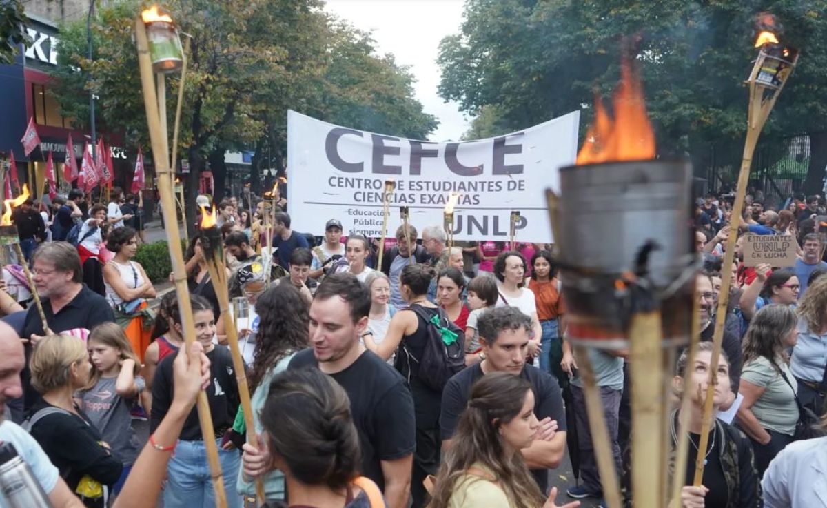 Antorchas y bronca: estudiantes de la UNLP salieron a defender la universidad pública
