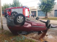 Choque entre una camioneta y un auto en Alem y Quiroga: una joven fue trasladada al hospital