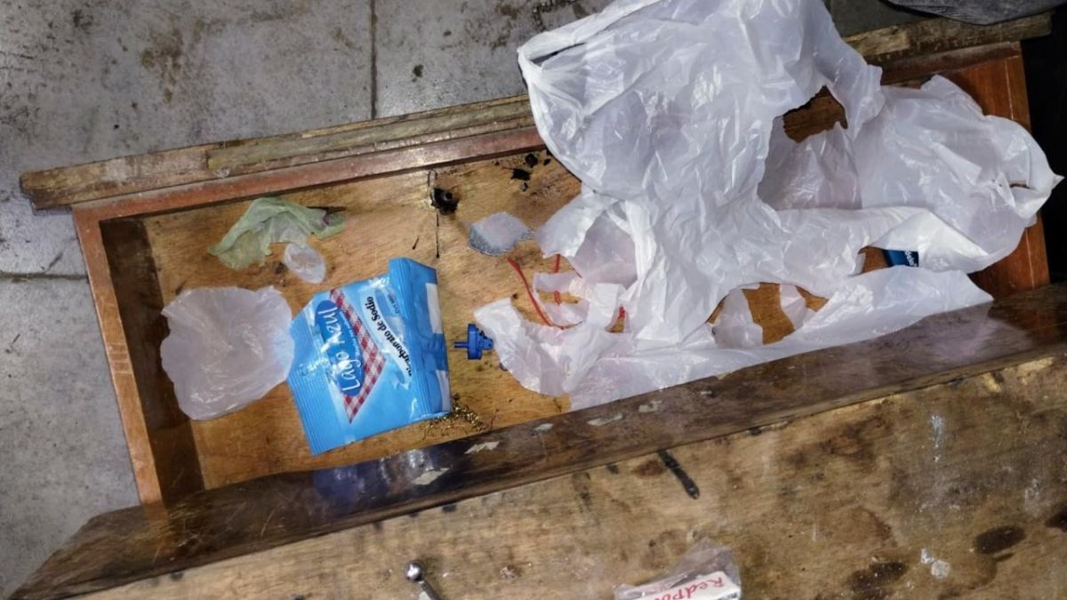 Desbaratan un punto de venta de drogas y detienen a un hombre con cocaína y municiones