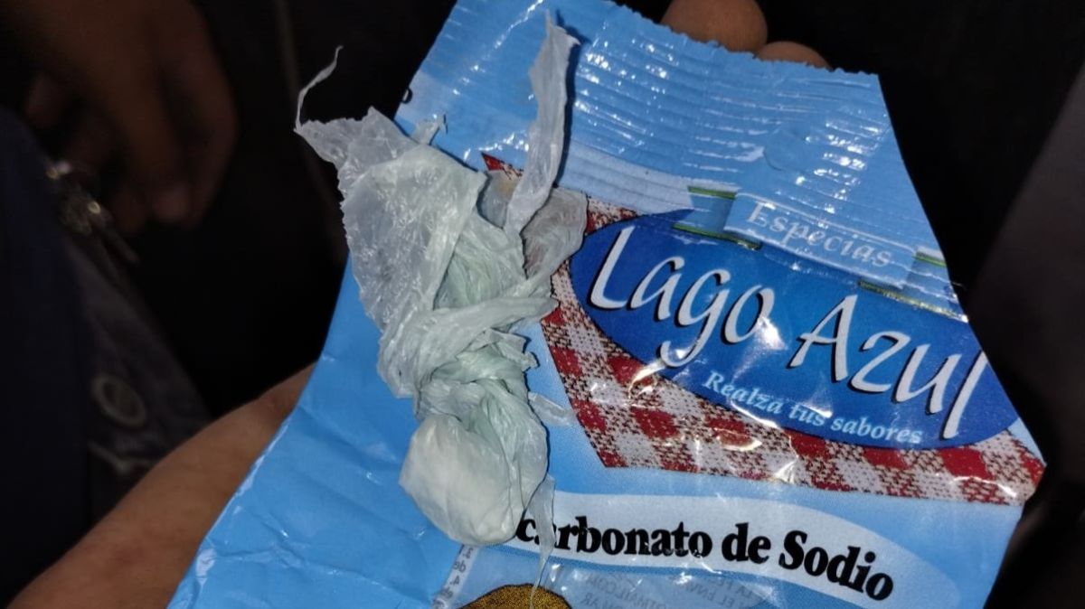 Desbaratan un punto de venta de drogas y detienen a un hombre con cocaína y municiones