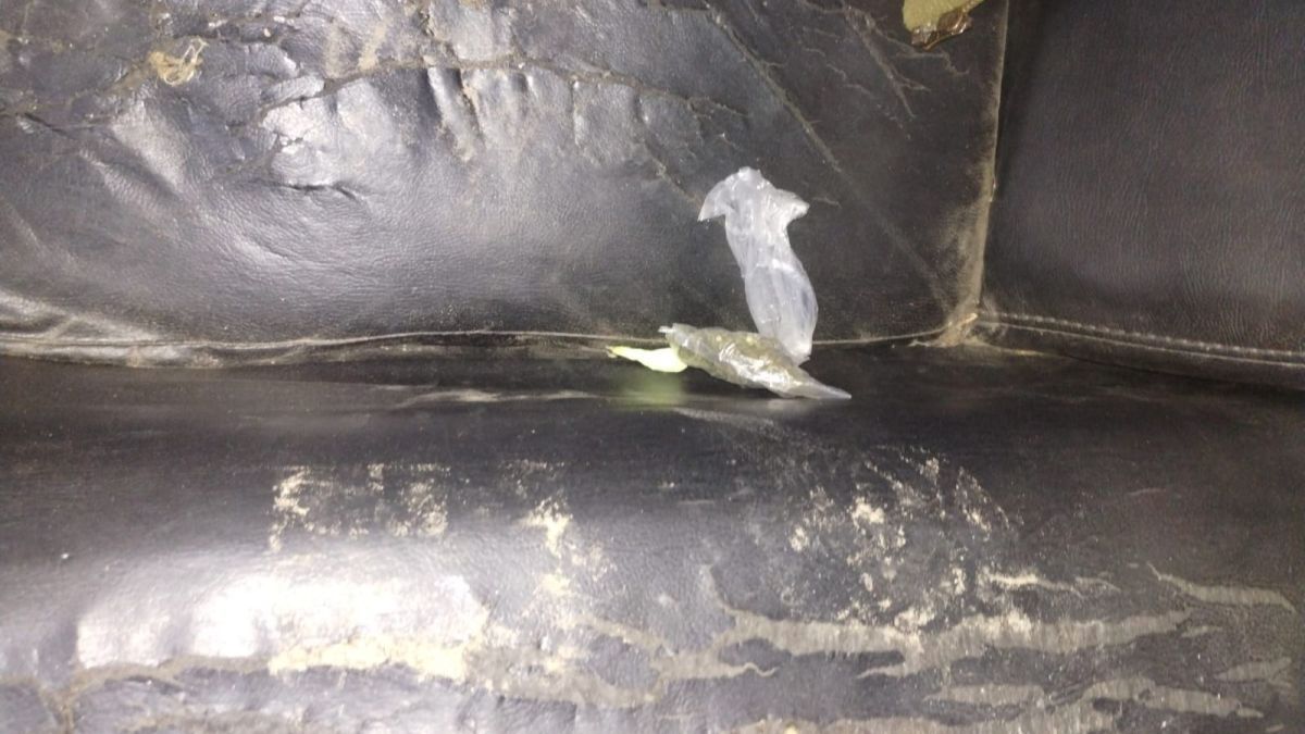 Desbaratan un punto de venta de drogas y detienen a un hombre con cocaína y municiones