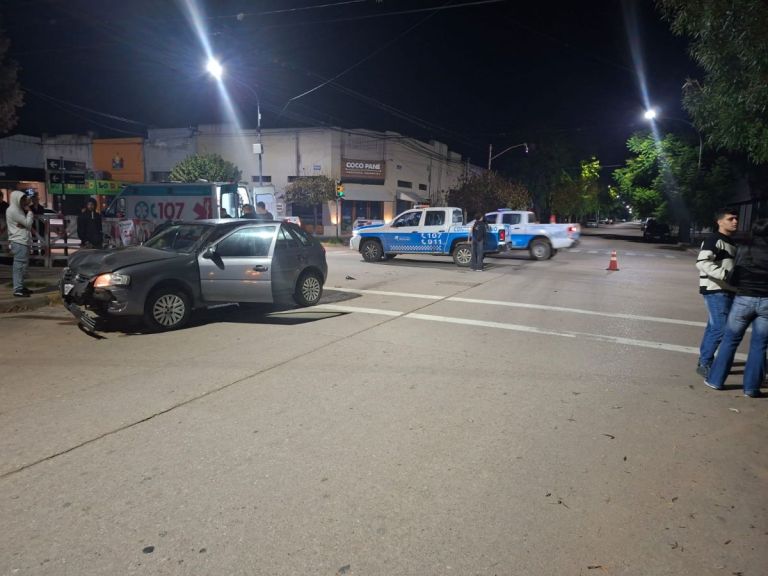 Una joven fue hospitalizada tras un choque entre un auto y una moto ...