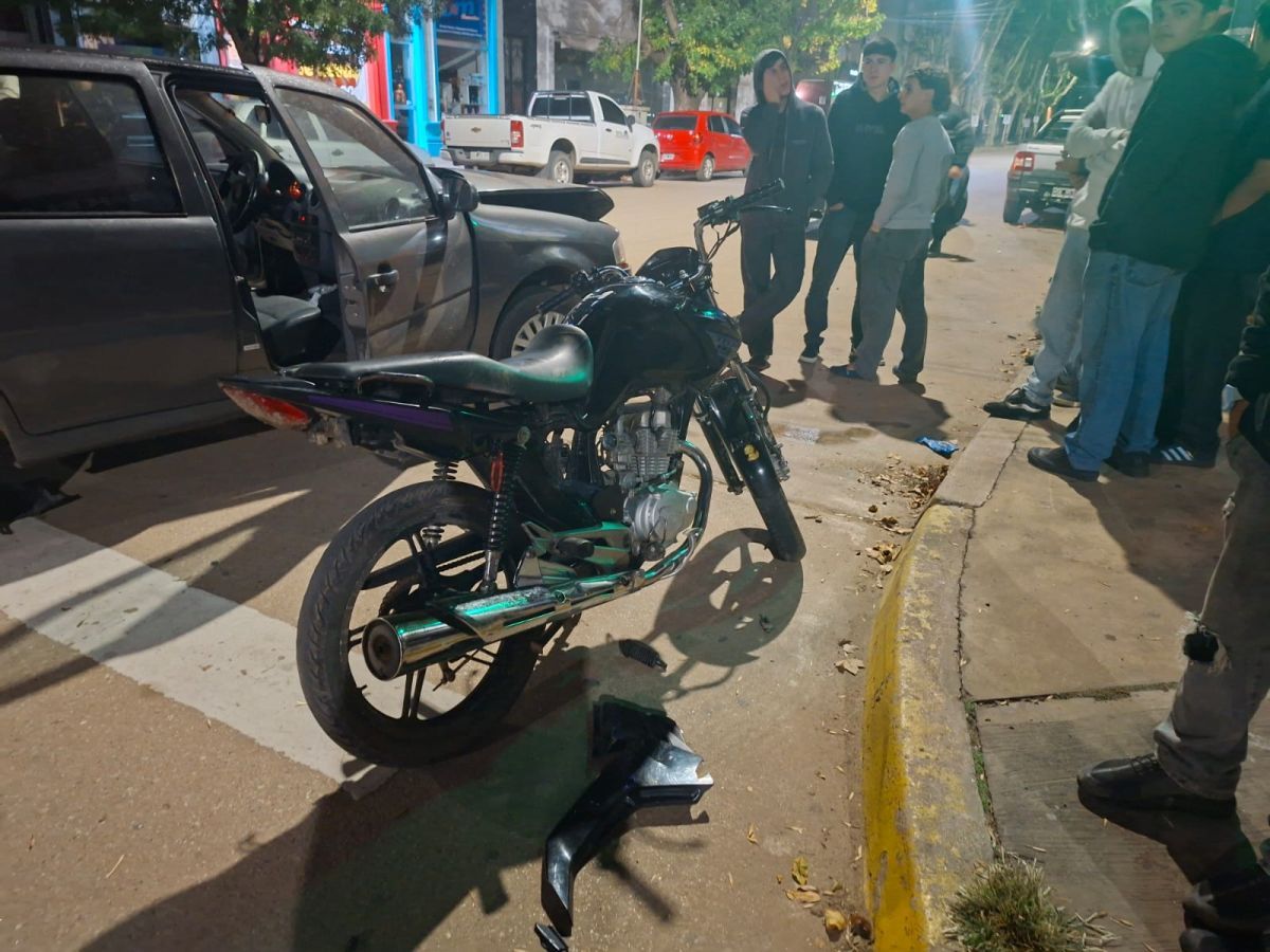 Una joven fue hospitalizada tras un choque entre un auto y una moto